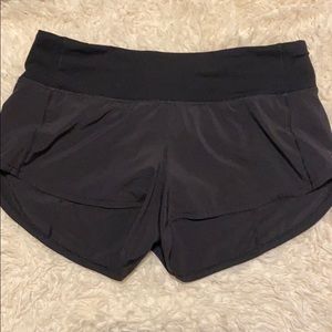 lulu lemon 2.5 inch black shorts